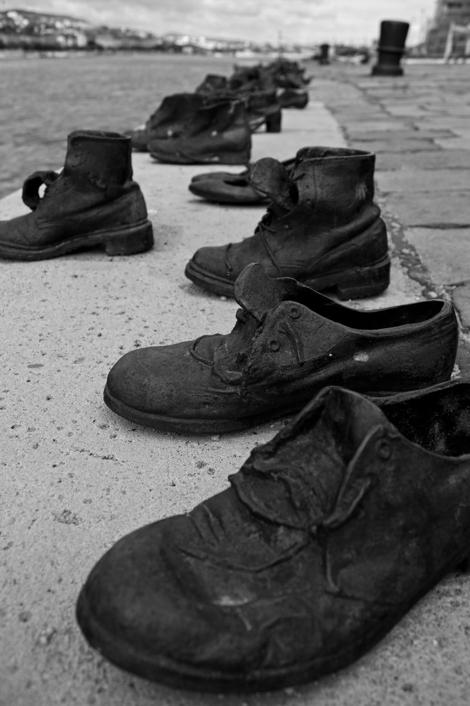 Ces chaussures sont alignées à l'instar des martyrs qui furent exécutés dans le Danube à demi-gelé, pendant l'hiver 1944 par les nazis. (Photo : Flickr/Nicolas Vollmer)