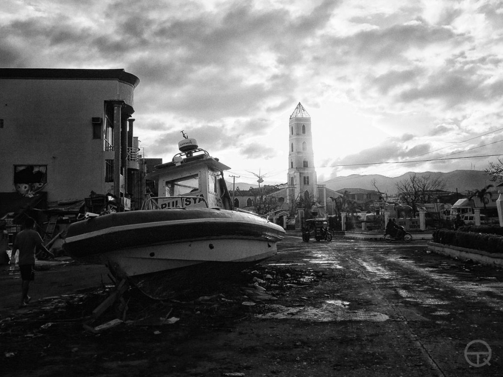 Un bateau échoué au milieu d’une rue.