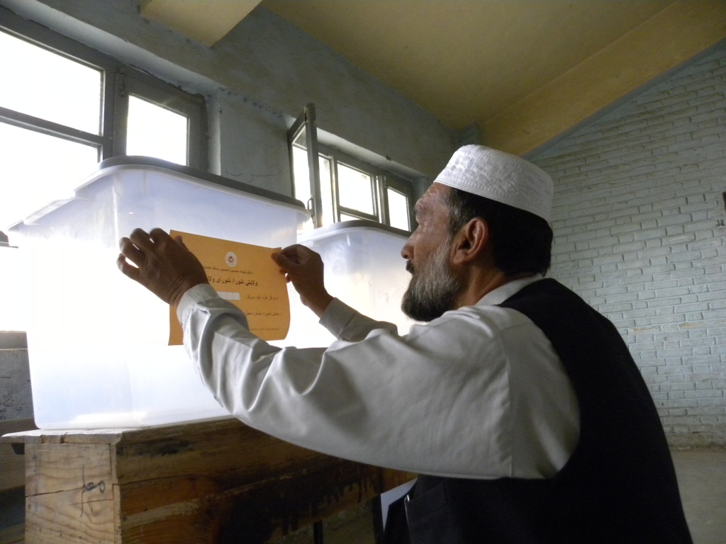 Un membre de l'organisation électorale prépare les urnes pour l'élection  du 20 août 2009 à Kandahar. (flickr/DFATDMAECD)