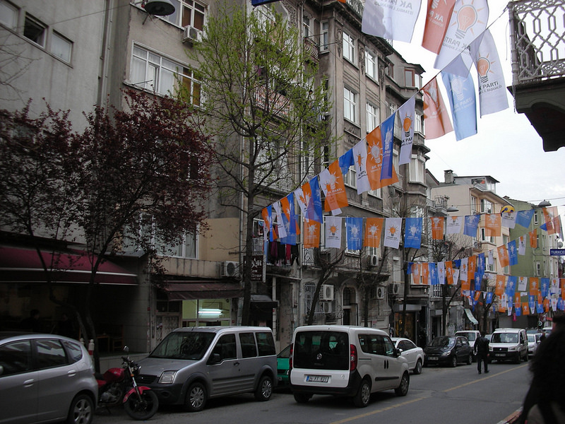 Des fanions de l'AKP dans une rue d'Istanbul le 27 mars 2014. (photo flickr/Yoav Lerman)
