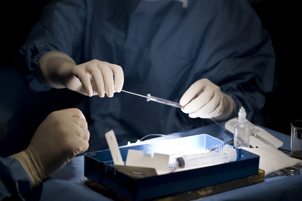 Injection de cellules souches dans le cadre d'une expérience pour guérir la cécité. (photo flickr/BWJones)