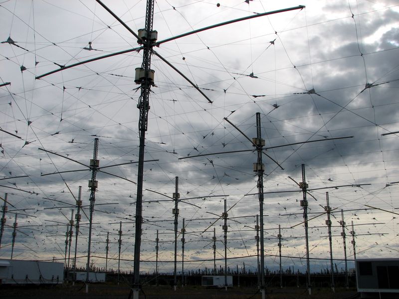 L'air de transmission de l'HAARP à Gakona en Alaska. (photo flickr/saketvora)