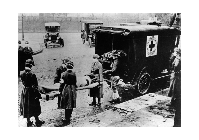 Des volontaires de la Croix Rouge américaine transportent une victime de la grippe espagnole, 1919. (photo flickr/British Red Cross)