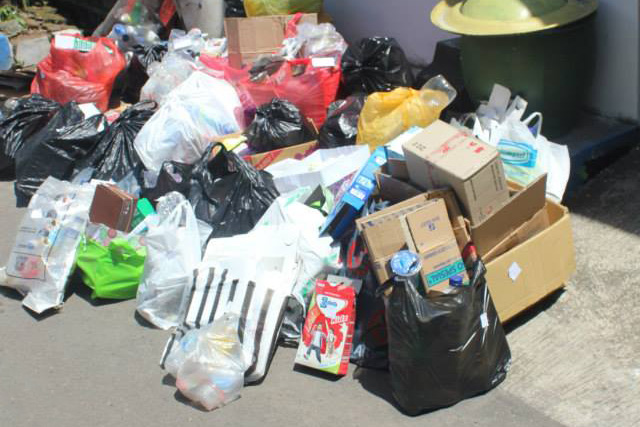 Devant la clinique, les déchets s'amoncèlent avant d'être évacués pour être recyclés. (photo Garbage Clinical Insurance/Dhina Chahyatiningsih)