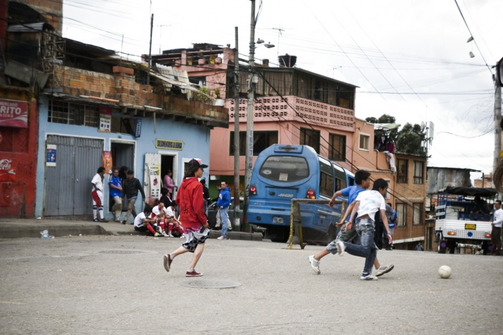 Le quartier Juan XXIII, à Bogota, est une zone de grandes inégalités, très pauvre d' ; un côté de la rue et extrêmement riche à l' ; autre bout. (photo Camille Jourdan)