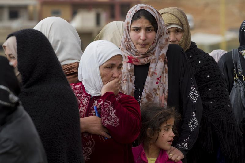 Exténuées et anxieuses, des femmes et une petite fille syriennes font la queue pour s'enregistrer auprès de l'UNHCR, près d'Arsal, au Liban. (photo flickr/M. Hofer UNHCR)