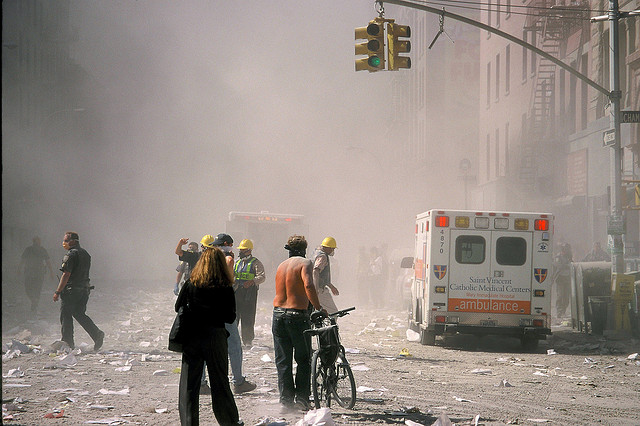 Au croisement de Chambers Street et Church Street, à 400 mètres du World Trade Center, le 11 septembre 2011. (photo flickr/khaosproductions)