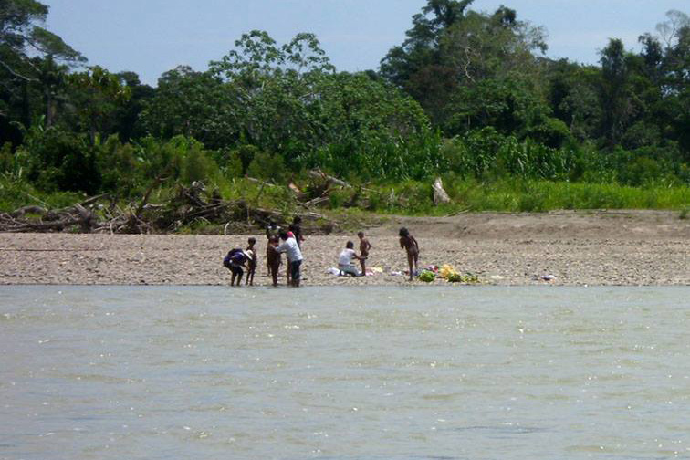 Des missionnaires évangélistes au contact de jeunes Mascho Piro. (photo Fenamad/Facebook)