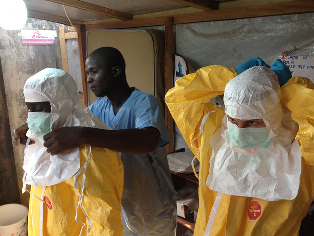 Une équipe médicale se préparant à aller au contact de la population en Guinée.  (Source Commission Européenne DG Echo)