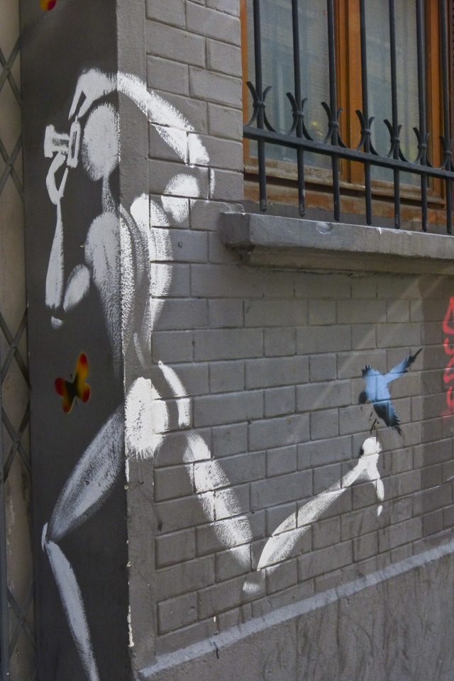 Le peintre Jérôme Mesnager promène son "homme blanc" dans tout Paris depuis plusieurs dizaines d'années, explique Vincent. (photo 8e étage/Camille Jourdan)