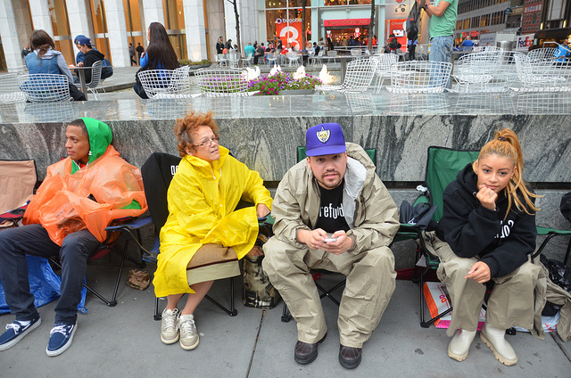 Des "campeurs" qui attendent la sortie de l'iPhone 5 en septembre 2012. (photo flickr/Steve Rhodes)