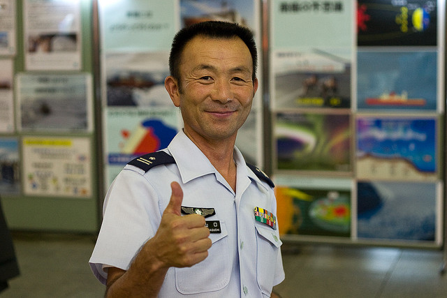 Un recruteur des Forces japonaises d'autodéfense à Osaka. (Flickr/Roy Berman)
