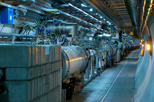 Le tunnel du LHC, composé de 1232 aimants supraconducteurs et plus de 10 000 jonctions électriques. (photo flickr/Rainer Hungershausen)