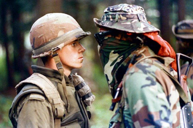 Le face-à-face entre le soldat Patrick Cloutier et le Warrior Brad «Freddy Krueger» reste le cliché le plus célèbre de la Crise d'Oka. (photo Shaney Komulainen)