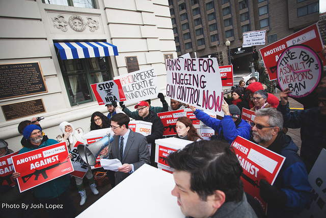 Marche de protestation contre la puissance de la NRA au Congrès américain, décembre 2012, Washington. (photo flickr/Josh Lopez)