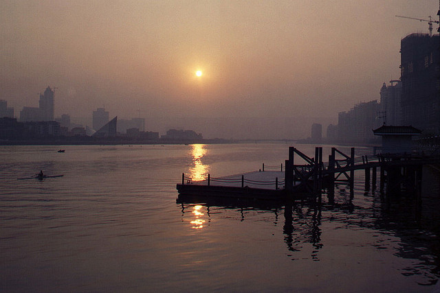 Malgré son apparence idyllique, la rivière des Perles contient l'une des concentration en résidus de médicaments les plus élevée de Chine. (Photo Flickr/ Steven Schroeder) 