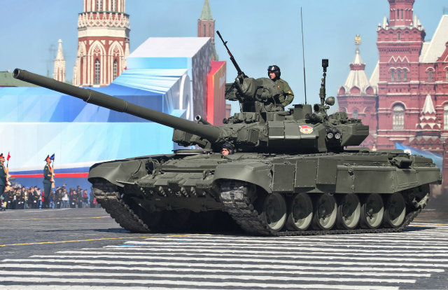 La Russie aime bien exposer son arsenal militaire, comme en 2013 sur la Place Rouge. (Photo Wikipedia / Vitaly V. Kuzmin)