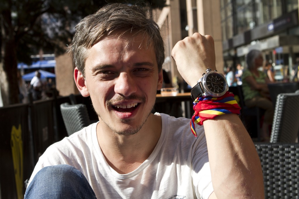 Andrei avec sa montre troquée contre un câble de téléphone. (photo Maxime Lelong/8e étage)