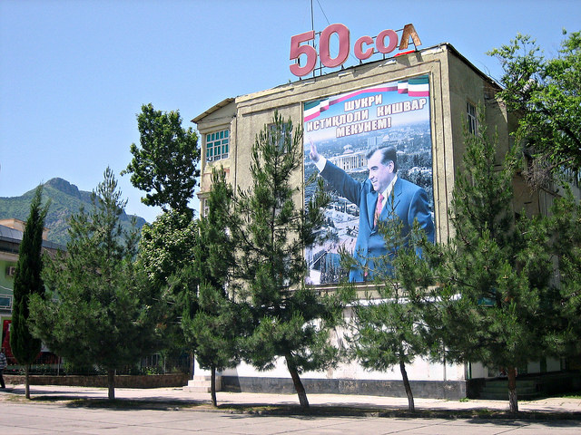 Les affiches géantes à l’effigie d'Emomali Rahmon, président depuis 1994, sont monnaie courante au Tadjikistan. (Photo Flickr/  Prince Roy)