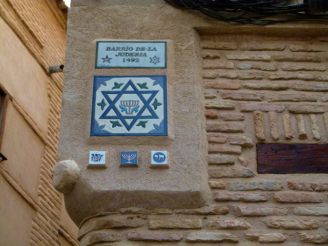 Plaque commémorant l'existence d'un quartier juif à Tolède, en Espagne. (Photo Flickr/ Antonio Marín Segovia) 
