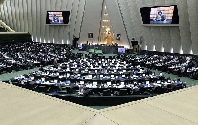 L'intérieur du Parlement iranien. En 2015, sur 290 parlementaires, n'y siègent que 9 femmes. (Photo Flickr/ Parmida Rahimi)