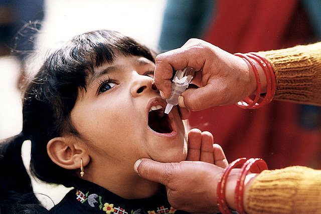 Une petite fille se fait vacciner contre la polio en Inde. (Photo Flickr/ CDC Global)