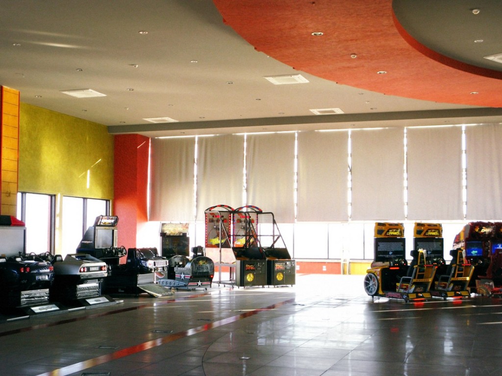 Salle de jeu dans un centre commercial à Deir Atieh. (Photo Victor Cavasino/8e étage)