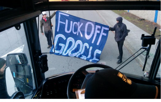 Un Google Bus est bloqué par des manifestants.