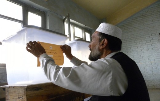 Un membre de l'organisation électorale prépare les urnes pour l'élection  du 20 août 2009 à Kandahar. (flickr/DFATDMAECD)