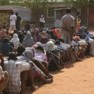 A Dadaab, au Kenya, les gens font la queue pour recevoir de l'eau, des couvertures, des bâches et de la nourriture. (photo flickr/Oxfam International)