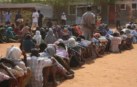 A Dadaab, au Kenya, les gens font la queue pour recevoir de l'eau, des couvertures, des bâches et de la nourriture. (photo flickr/Oxfam International)
