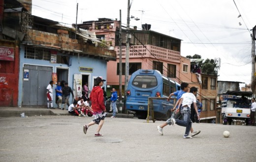 Le quartier Juan XXIII, à Bogota, est une zone de grandes inégalités, très pauvre d'un coté de la rue et extrêmement riche à l'autre bout. (photo Camille Jourdan)