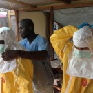 Une équipe médicale se préparant à aller au contact de la population en Guinée. 
(Source Commission Européenne DG Echo)