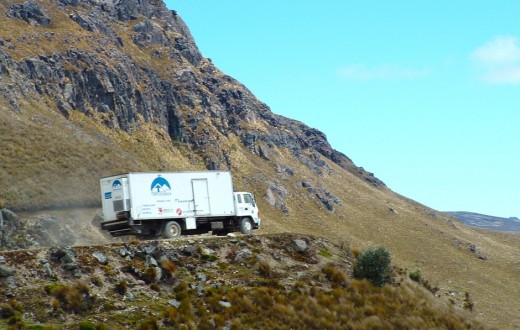 Le camion-clinique en déplacement dans les Andes équatoriennes. 
(source http://www.cinterandes.org)