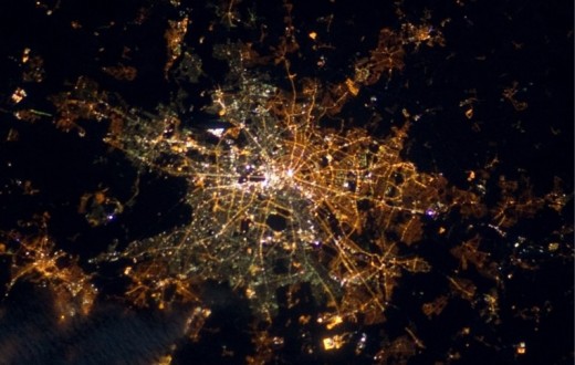 Berlin, la capitale allemande, vue du ciel. Les lumières jaunes sont celles de l'Est de la ville, les tons plus verdâtres celles de Berlin Ouest. Cette photo a été prise par André Kuipers depuis la Station Spatiale Internationale.
(Photo : ESA/NASA)