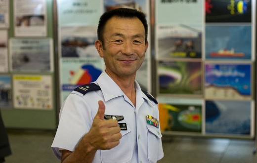 Un recruteur des Forces japonaises d'autodéfense à Osaka. (Flickr/
