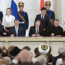 Signature du traité d'accession de la République de Crimée et Sébastopol à la Russie en mars 2014. (photo kremlin.ru)