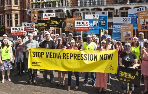 Rassemblement Amnesty International  pour protester contre la répression envers les médias, ambassade d'Azerbaïdjan à Londres, 2011.