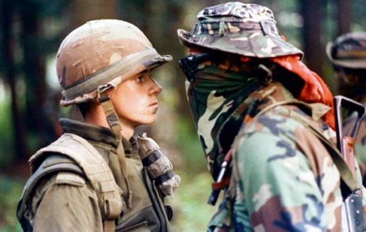 Le face-à-face entre le soldat Patrick Cloutier et le Warrior Brad «Freddy Krueger» reste le cliché le plus célèbre de la Crise d'Oka. (photo Shaney Komulainen)