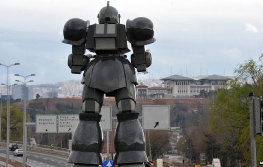 L'otorobot jouit d'une vue imprenable sur le nouveau palais présidentiel. (photo AFP)