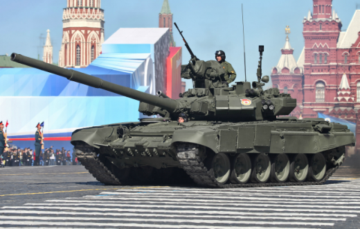 La Russie aime bien exposer son arsenal militaire, comme en 2013 sur la Place Rouge. (Photo Wikipedia / Vitaly V. Kuzmin)