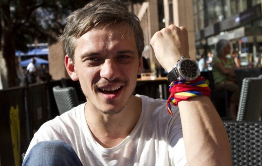 Andrei avec sa montre troquée contre un câble de téléphone. (photo Maxime Lelong/8e étage)