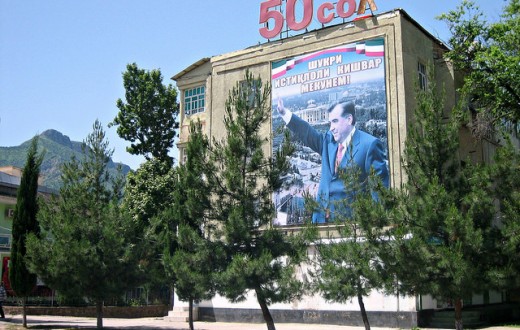 Les affiches géantes à l’effigie d'Emomali Rahmon, président depuis 1994, sont monnaie courante au Tadjikistan.
(Photo Flickr/
 Prince Roy)