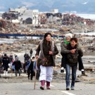 Des survivants du tsunami qui a ravagé l'archipel nippon en 2011 obligés de quitter leur ville. 
(Photo Flickr/ Warren Antiola)