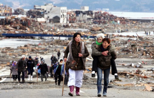 Des survivants du tsunami qui a ravagé l'archipel nippon en 2011 obligés de quitter leur ville. 
(Photo Flickr/ Warren Antiola)