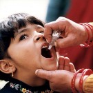 Une petite fille se fait vacciner contre la polio en Inde.
(Photo Flickr/ CDC Global)