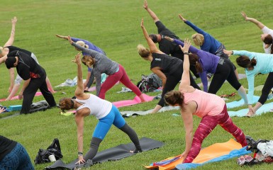 Le yoga, venu d'Inde, est aujourd'hui très populaire en Occident. (Photo Overland Park - Flickr)