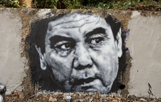 Une murale représentant Gurbanguly Berdimuhamedow visible à la Demeure du Chaos, à proximité de Lyon. 
(Photo Flickr/ thierry ehrmann)