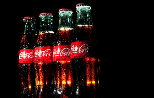 Si Coca-Cola a promis de réduire de 20% la quantité de sucre de la majorité de ses boissons, il n'en est rien pour son produit phare du même nom. (photo flickr/cowboyphotoslv)