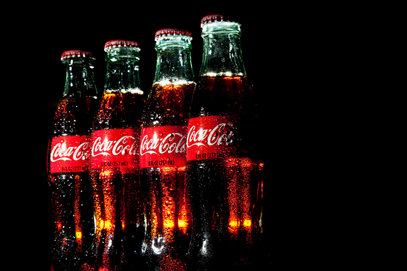 Si Coca-Cola a promis de réduire de 20% la quantité de sucre de la majorité de ses boissons, il n'en est rien pour son produit phare du même nom. (photo flickr/cowboyphotoslv)
